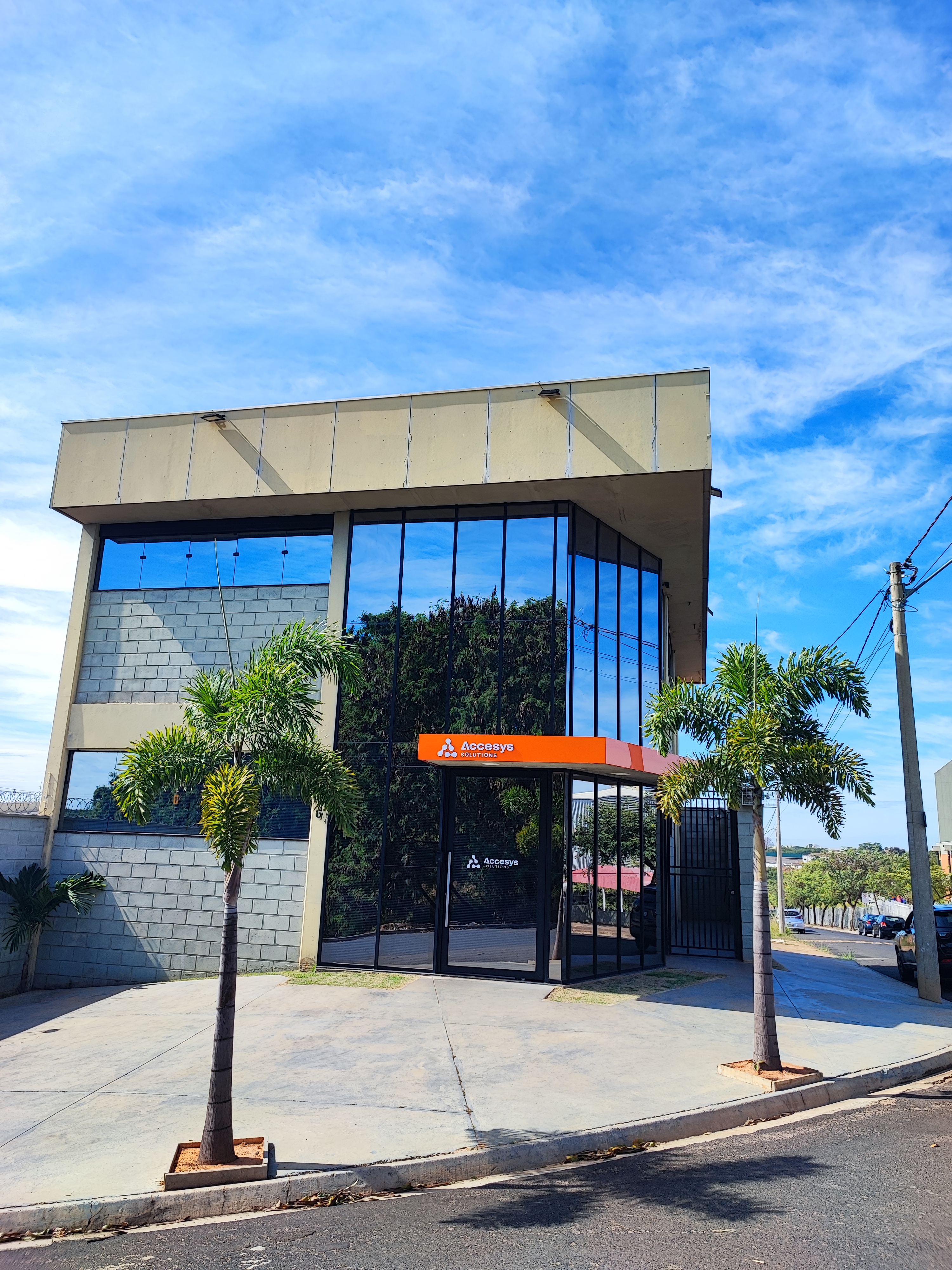 Fachada da sede da Accesys Solutions em Monte Alto, SP — logotipo e entrada de vidro