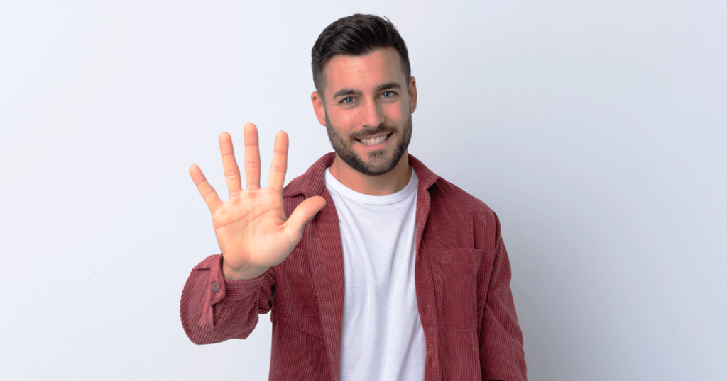 Empreendedor levantando cinco dedos representando os erros que devem ser evitados ao abrir uma loja autônoma