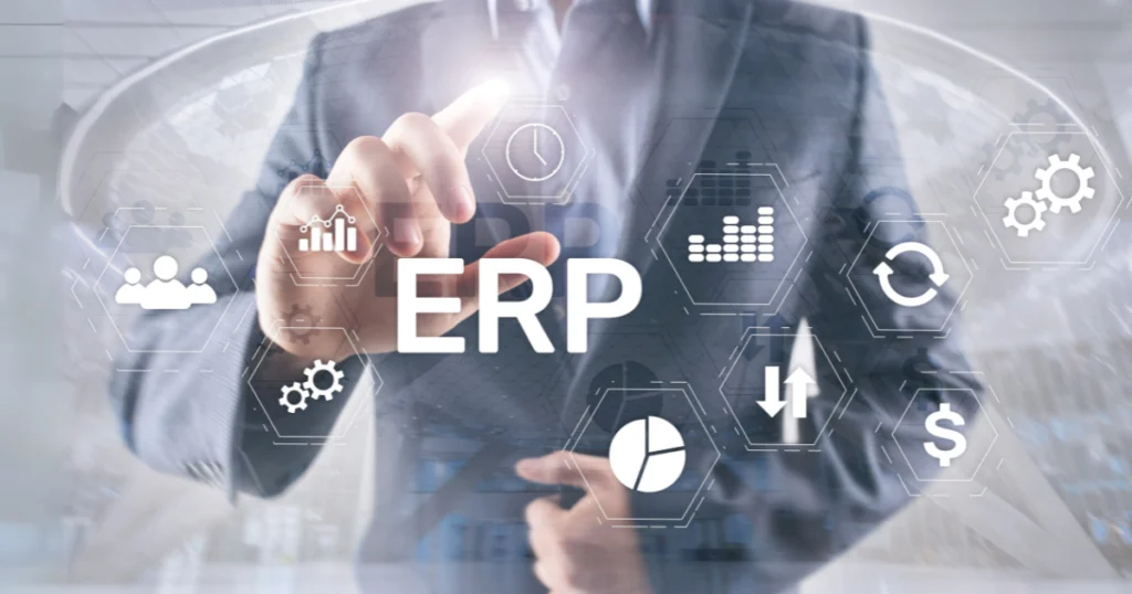 Imagem de um profissional utilizando um painel digital com a palavra "ERP" e ícones representando gestão e análise de dados, destacando os benefícios de um ERP para supermercados.