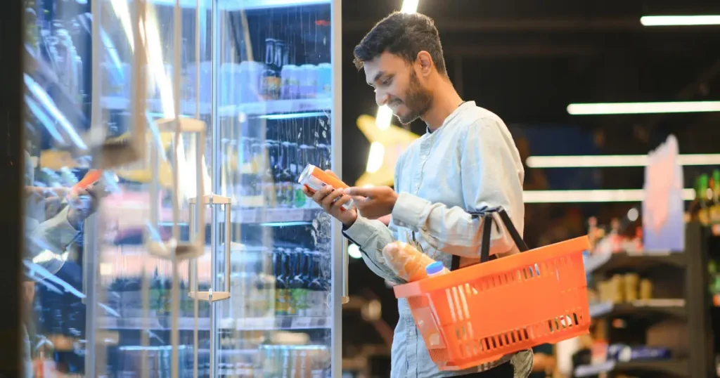 Cliente em loja autônoma selecionando bebidas, exemplificando o potencial ao estruturar uma loja autônoma com eficiência e conveniência.