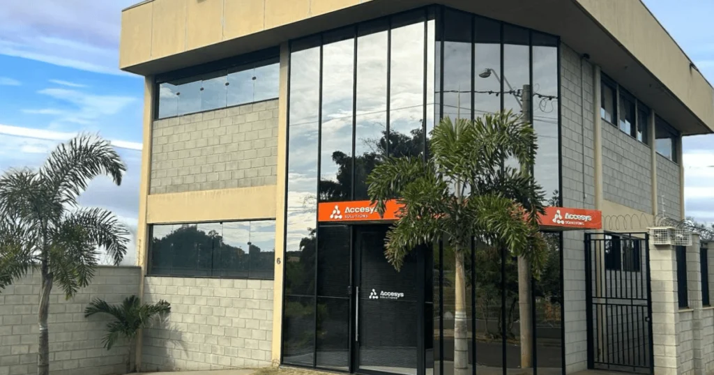 Fachada da Accesys, referência em soluções para lojas autônomas em condomínios, destacando inovação e tecnologia.